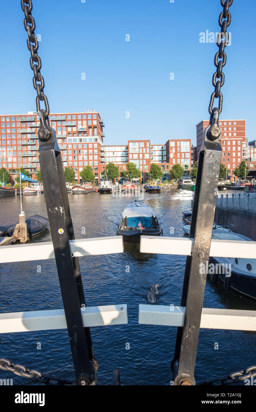 Amsterdam, Paesi Bassi - 02 Settembre 2018: il Ponte della Catena sullo sfondo del Westerdok Amsterdam Paesi Bassi Olandese moderno city Foto Stock