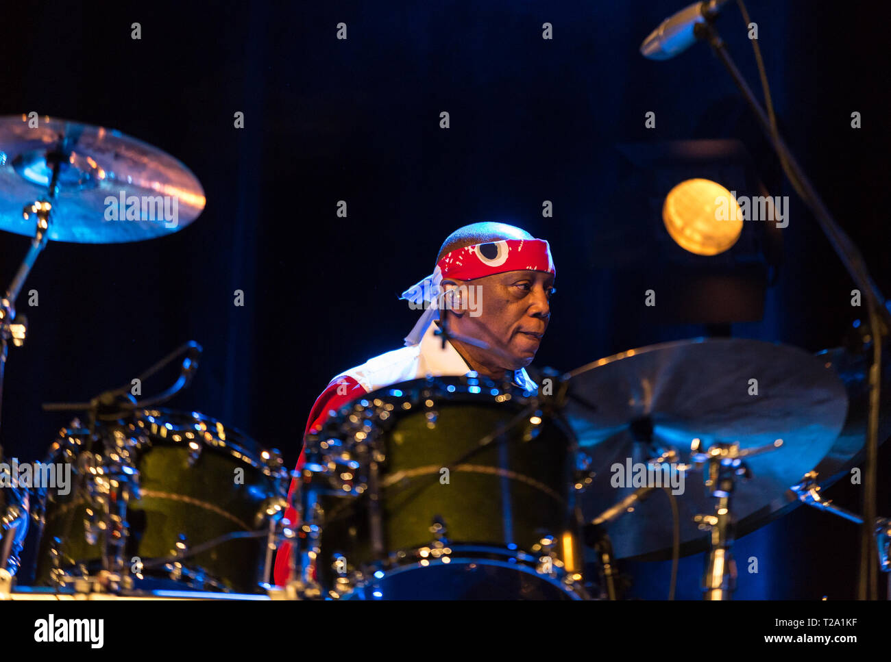 CRACOW POLONIA - MARZO 16, 2016: famoso batterista americano Billy Cobham dal vivo sul palco in ghiaccio Cracow Polonia Foto Stock
