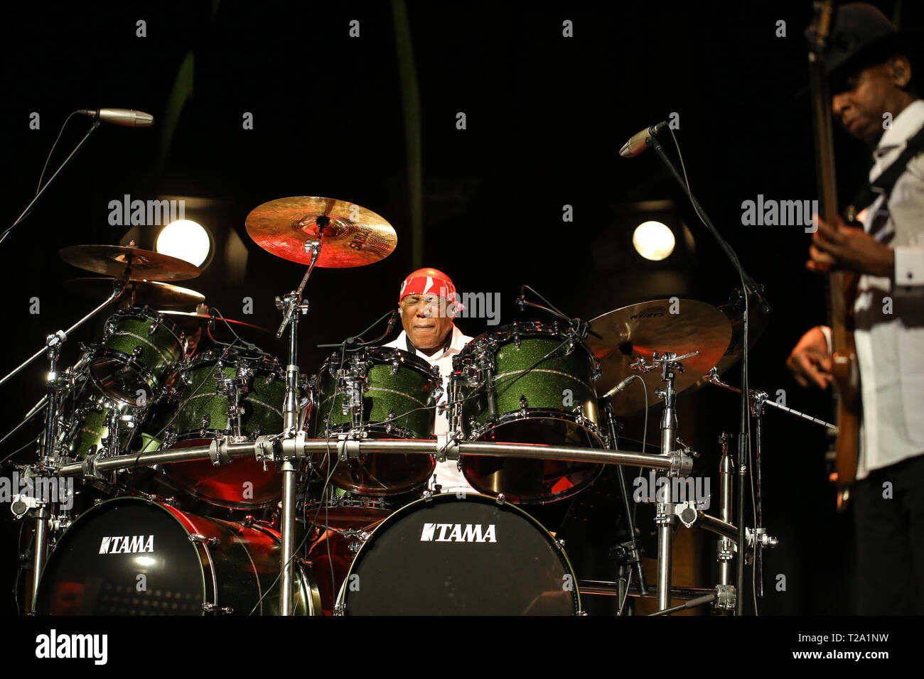 CRACOW POLONIA - MARZO 16, 2016: famoso batterista americano Billy Cobham dal vivo sul palco in ghiaccio Cracow Polonia Foto Stock