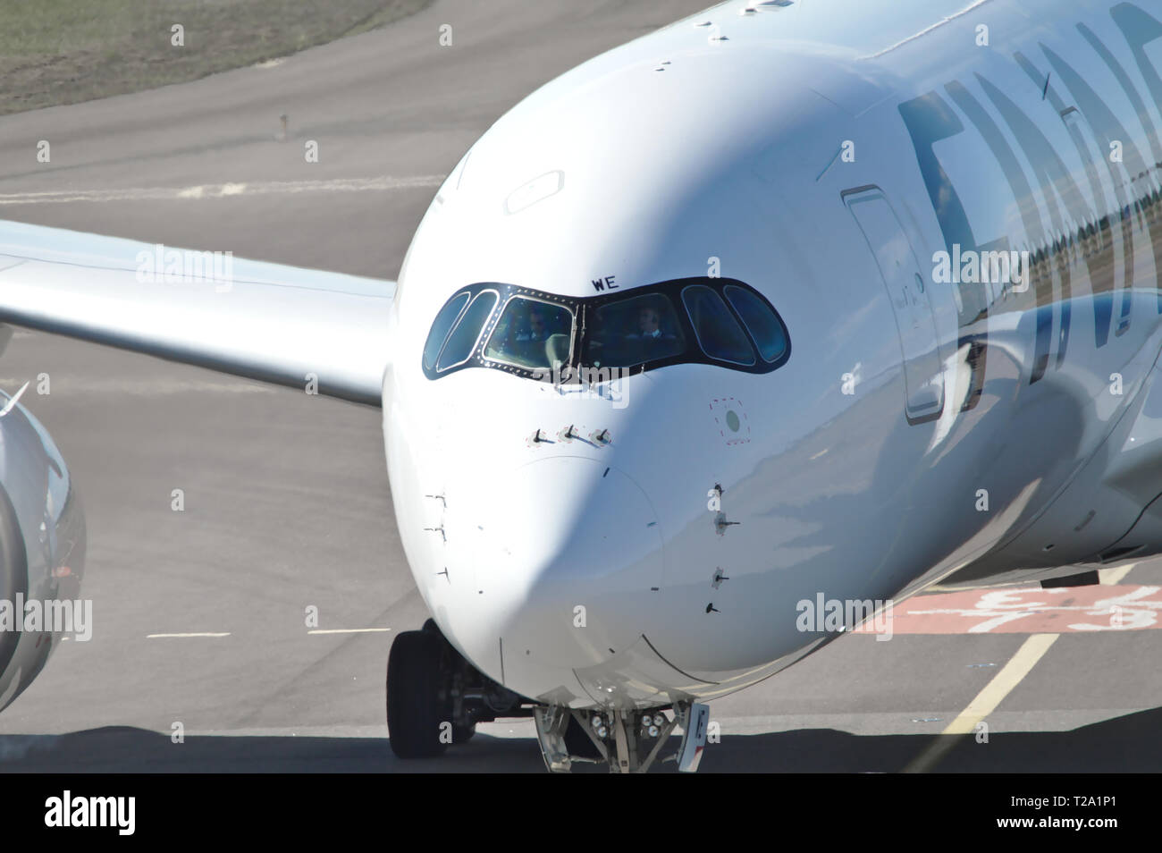 Naso e pozzetto di Finnair in bianco Airbus A350 sulla pista a4 di helsinki-vantaa airport. 16.06.2018 Vantaa, Finlandia Foto Stock
