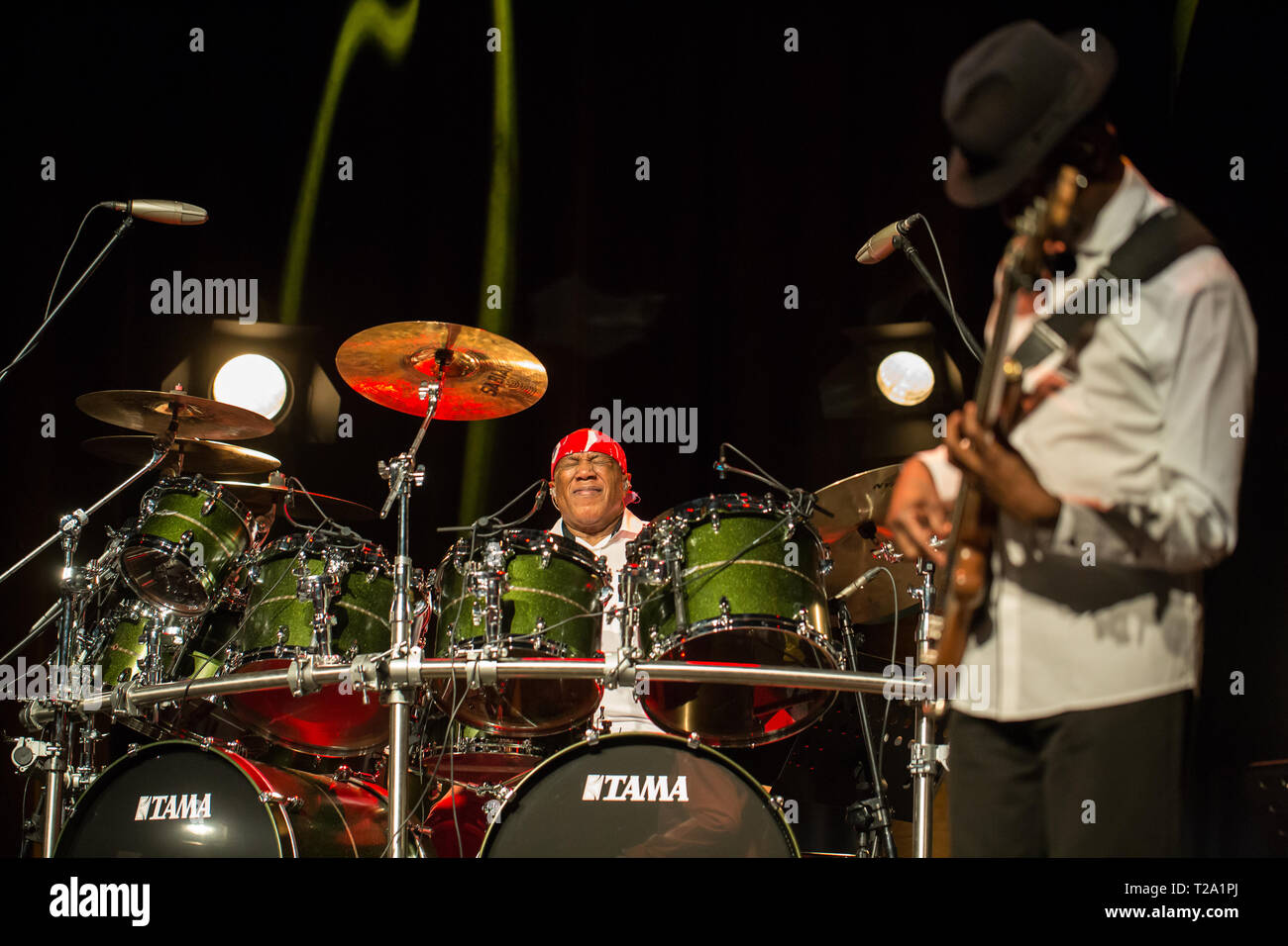 CRACOW POLONIA - MARZO 16, 2016: famoso batterista americano Billy Cobham dal vivo sul palco in ghiaccio Cracow Polonia Foto Stock