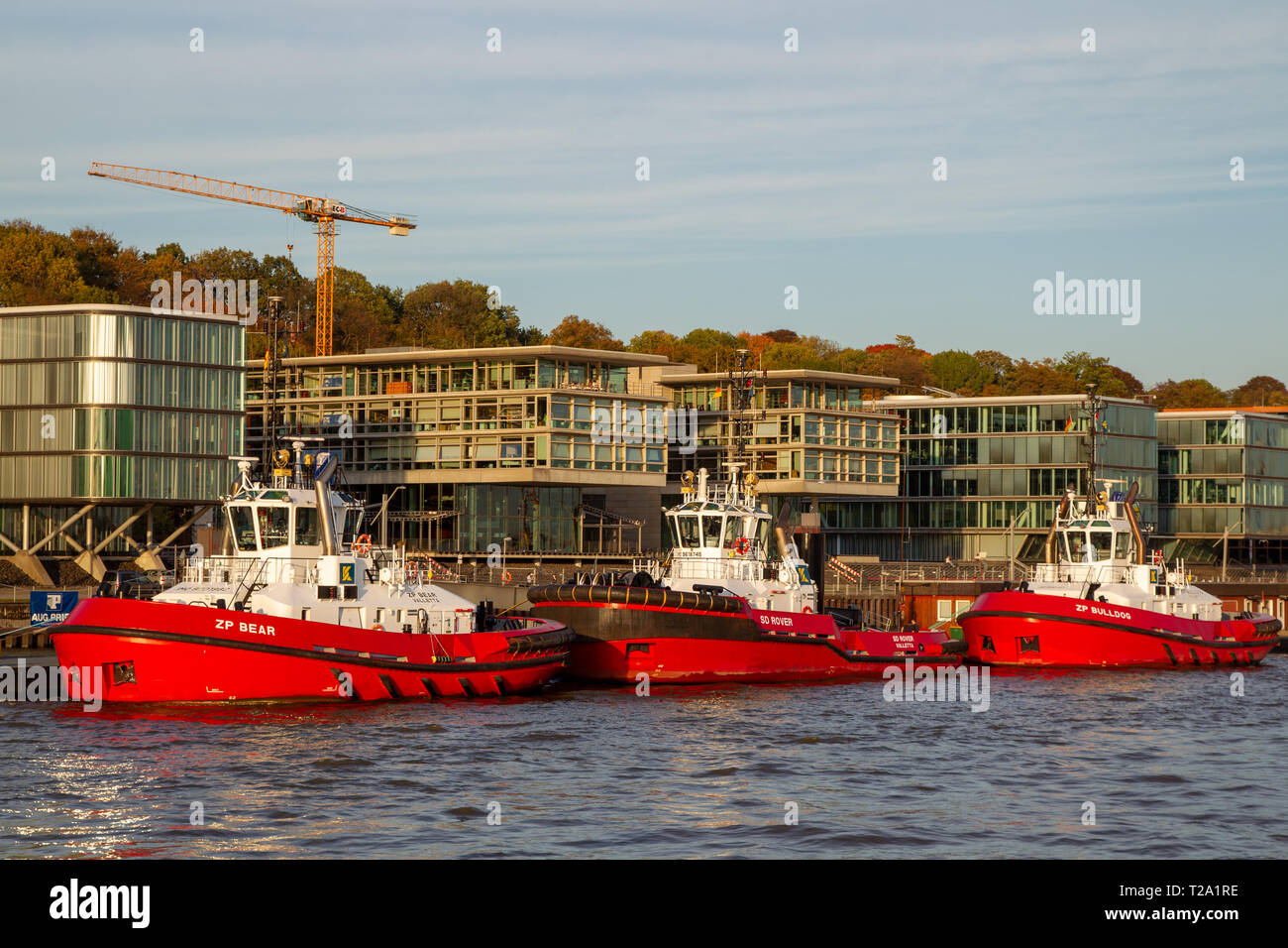 Ancoraggio rimorchiatori presso la banca di fiume del fiume Elba nel porto di Amburgo, Germania. Foto Stock