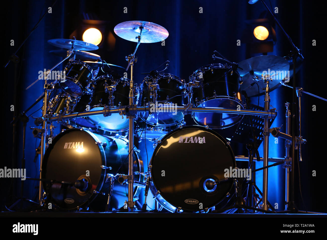 CRACOW POLONIA - MARZO 16, 2016: tamburi di Billy Cobham dal vivo sul palco in ghiaccio Cracow Polonia Foto Stock