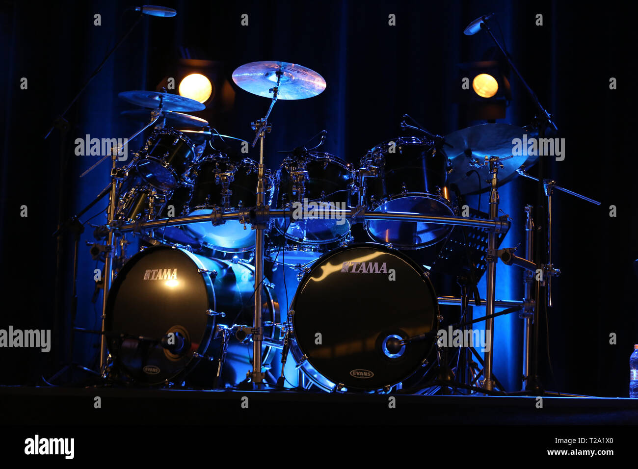 CRACOW POLONIA - MARZO 16, 2016: tamburi di Billy Cobham dal vivo sul palco in ghiaccio Cracow Polonia Foto Stock