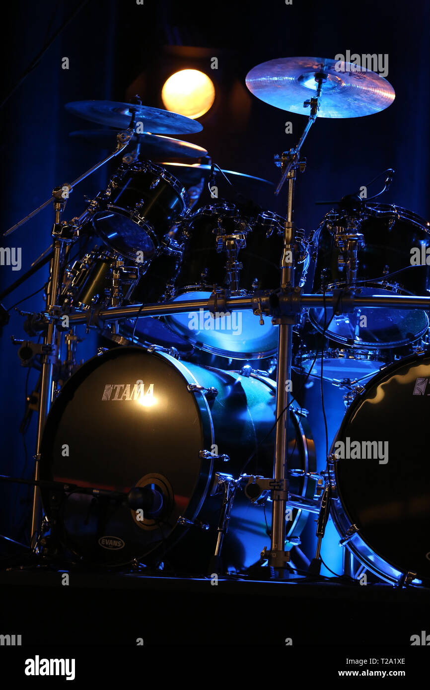 CRACOW POLONIA - MARZO 16, 2016: tamburi di Billy Cobham dal vivo sul palco in ghiaccio Cracow Polonia Foto Stock