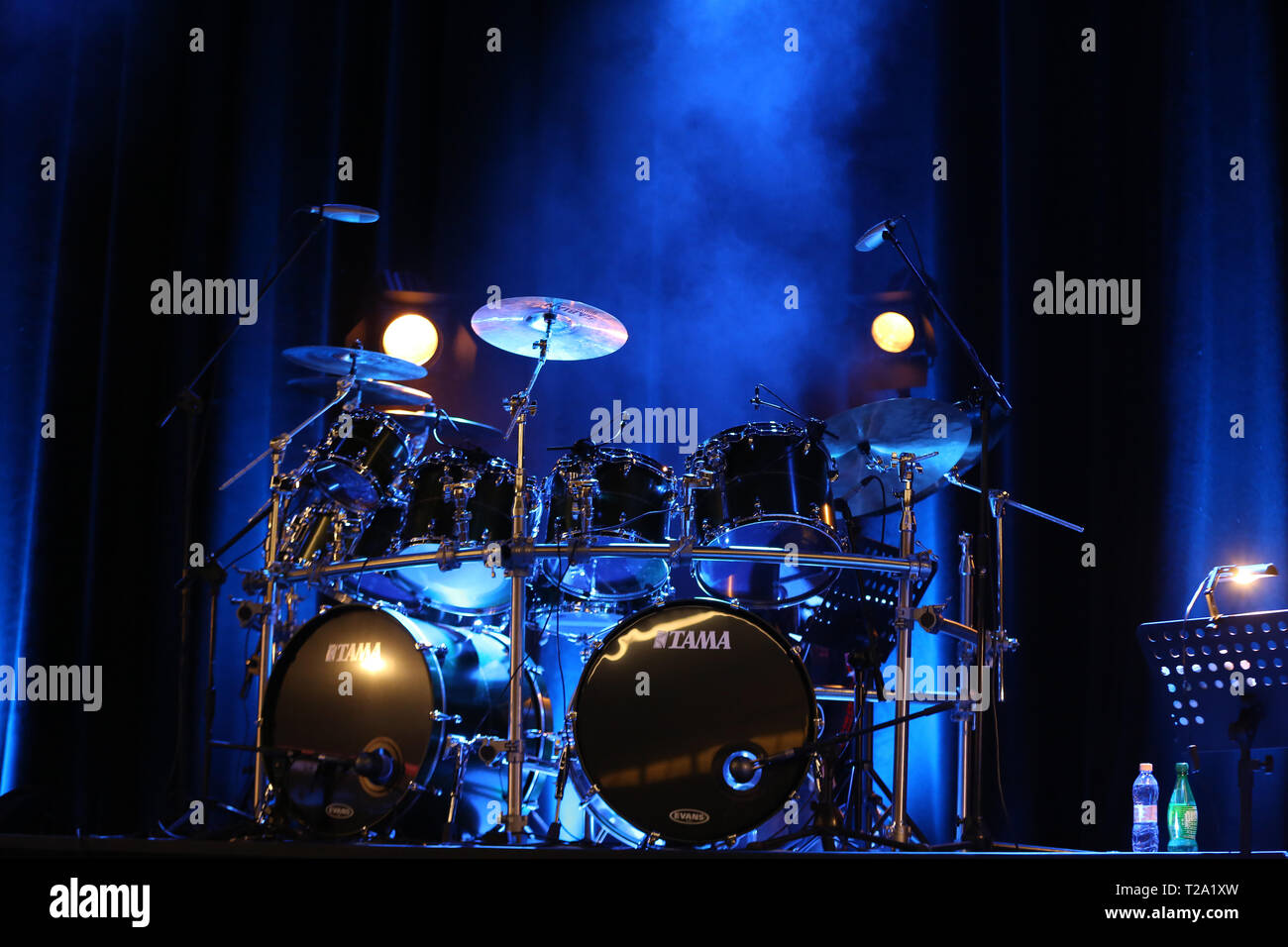 CRACOW POLONIA - MARZO 16, 2016: tamburi di Billy Cobham dal vivo sul palco in ghiaccio Cracow Polonia Foto Stock