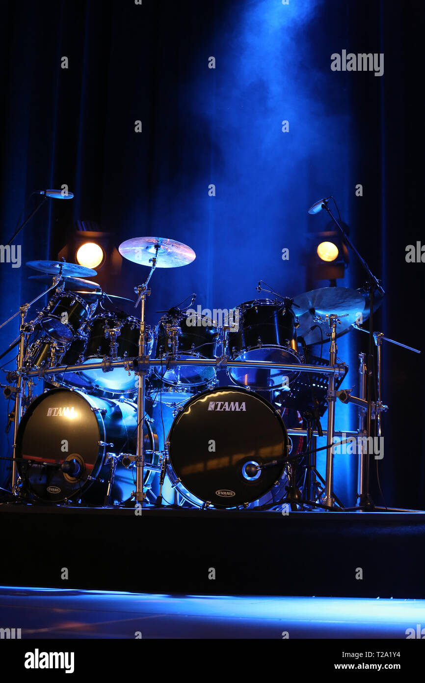 CRACOW POLONIA - MARZO 16, 2016: tamburi di Billy Cobham dal vivo sul palco in ghiaccio Cracow Polonia Foto Stock