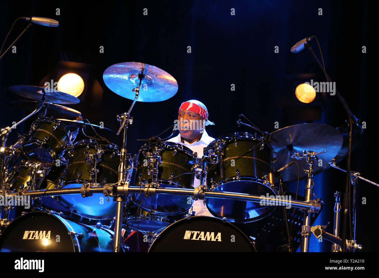 CRACOW POLONIA - MARZO 16, 2016: famoso batterista americano Billy Cobham dal vivo sul palco in ghiaccio Cracow Polonia Foto Stock
