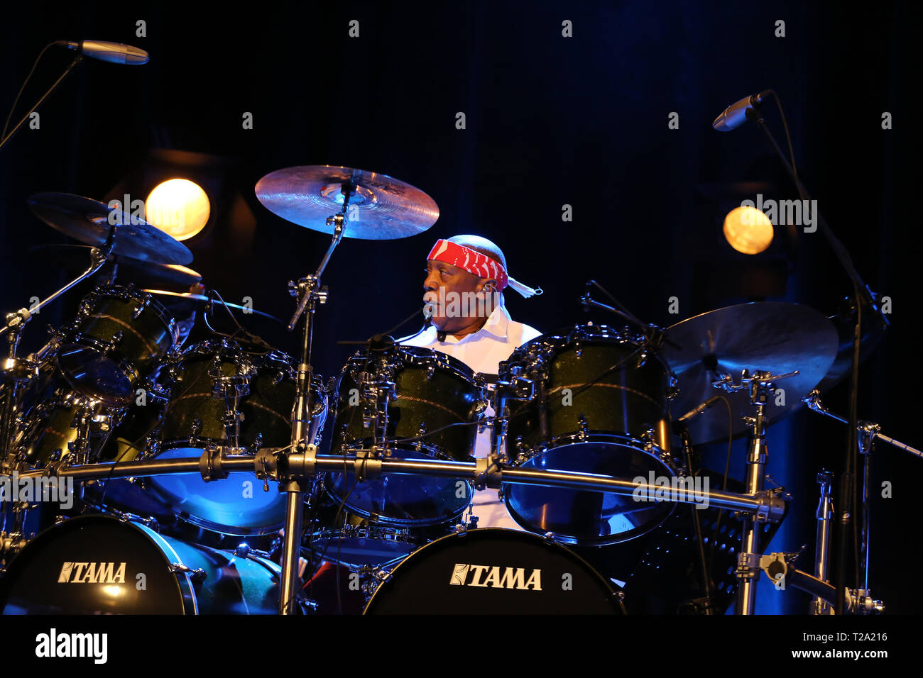 CRACOW POLONIA - MARZO 16, 2016: famoso batterista americano Billy Cobham dal vivo sul palco in ghiaccio Cracow Polonia Foto Stock