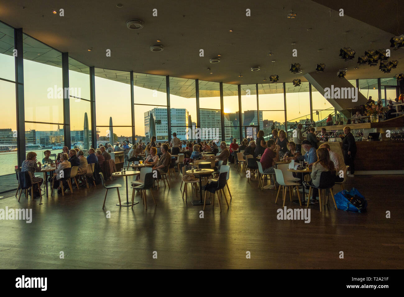 Amsterdam, Paesi Bassi - 02 Settembre 2018: turisti e residenti della città di riposare in ambienti chiusi gli occhi film museum e Istituto in Amsterdam Noord Netherlands Foto Stock