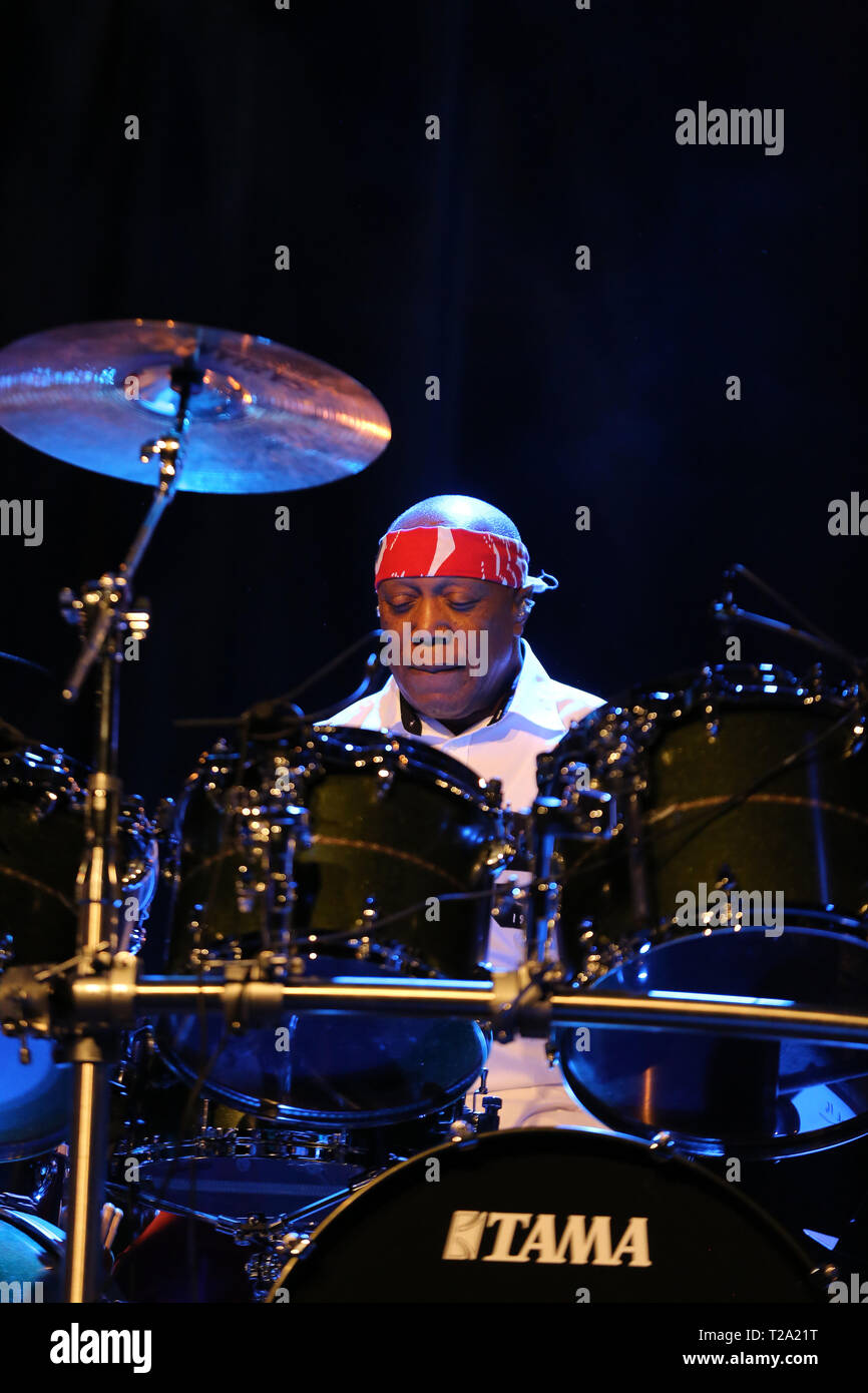 CRACOW POLONIA - MARZO 16, 2016: famoso batterista americano Billy Cobham dal vivo sul palco in ghiaccio Cracow Polonia Foto Stock