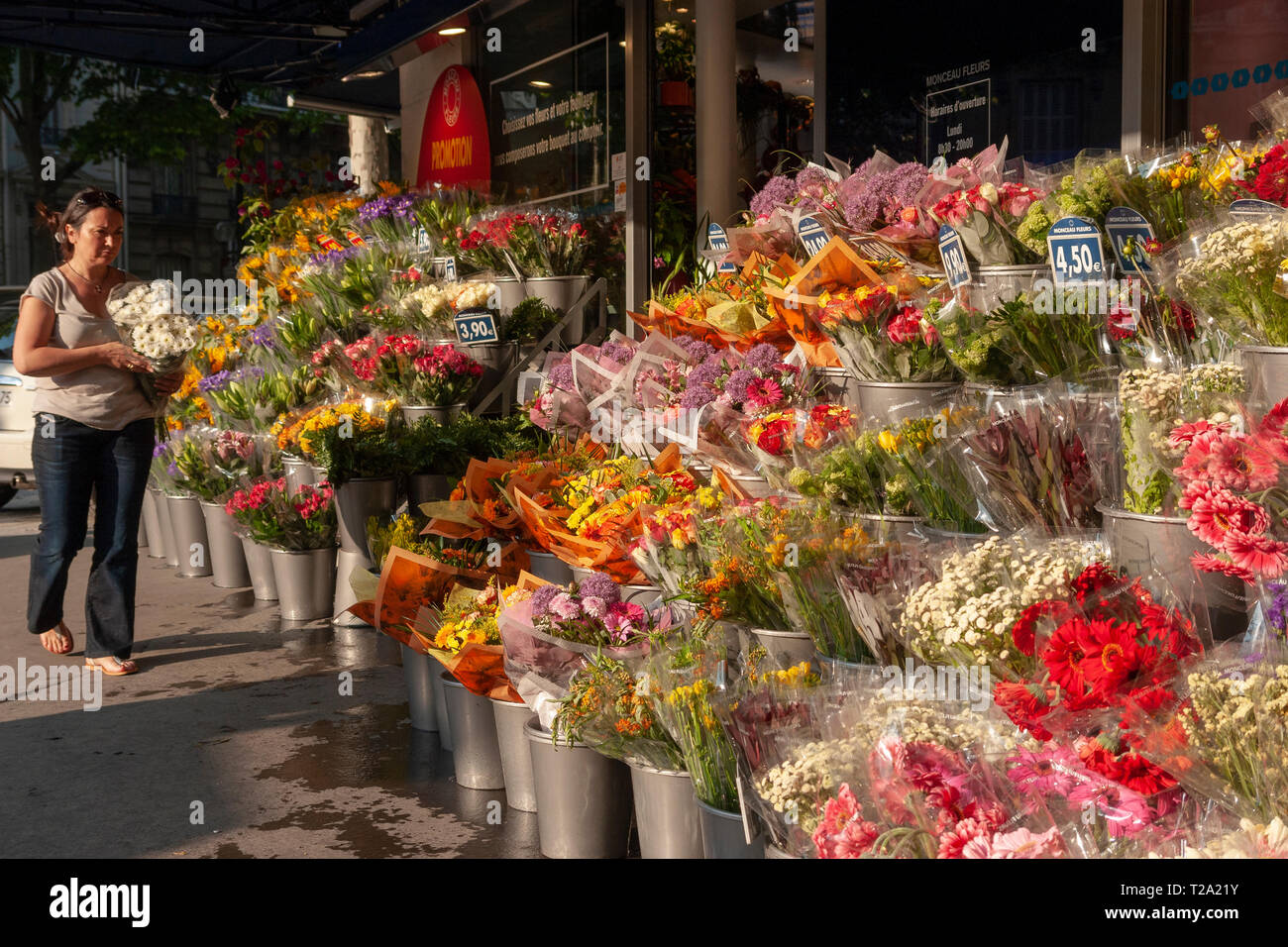 Un fiorista a Parigi, Francia Foto Stock