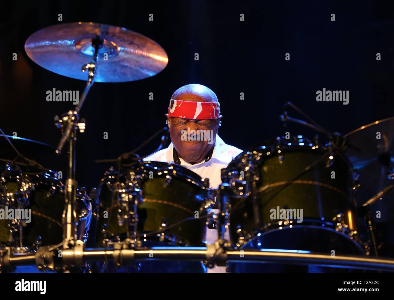 CRACOW POLONIA - MARZO 16, 2016: famoso batterista americano Billy Cobham dal vivo sul palco in ghiaccio Cracow Polonia Foto Stock