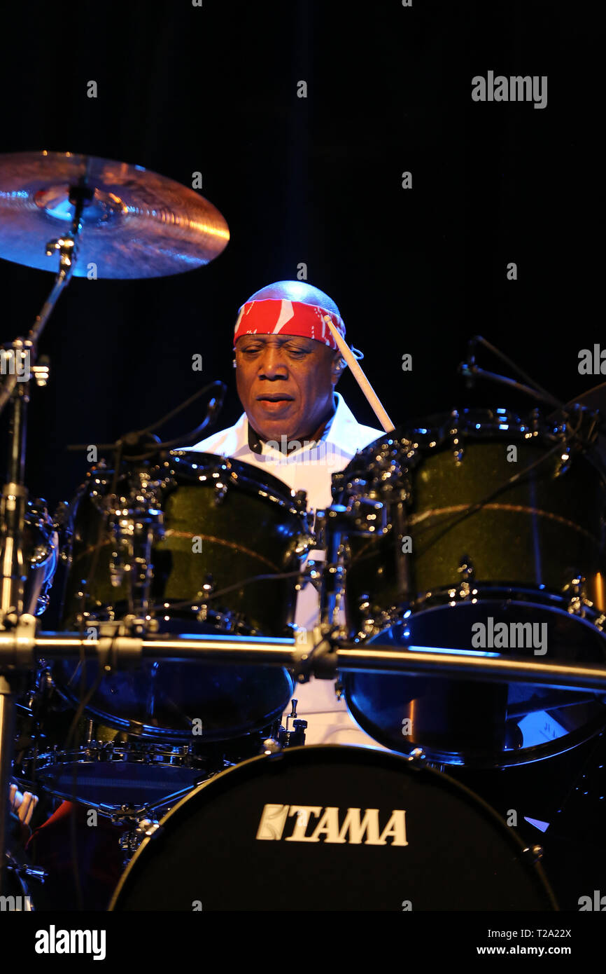 CRACOW POLONIA - MARZO 16, 2016: famoso batterista americano Billy Cobham dal vivo sul palco in ghiaccio Cracow Polonia Foto Stock