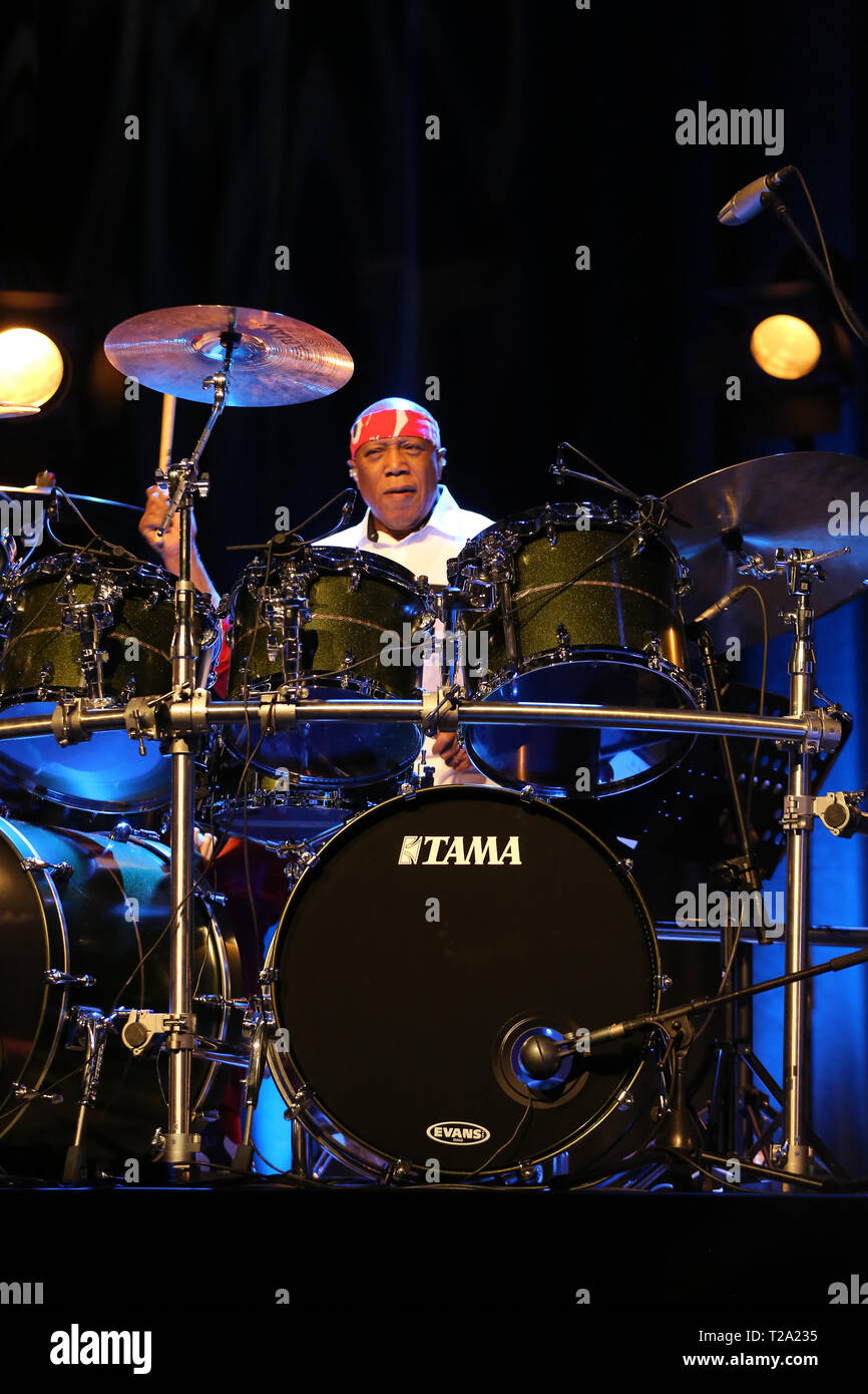 CRACOW POLONIA - MARZO 16, 2016: famoso batterista americano Billy Cobham dal vivo sul palco in ghiaccio Cracow Polonia Foto Stock
