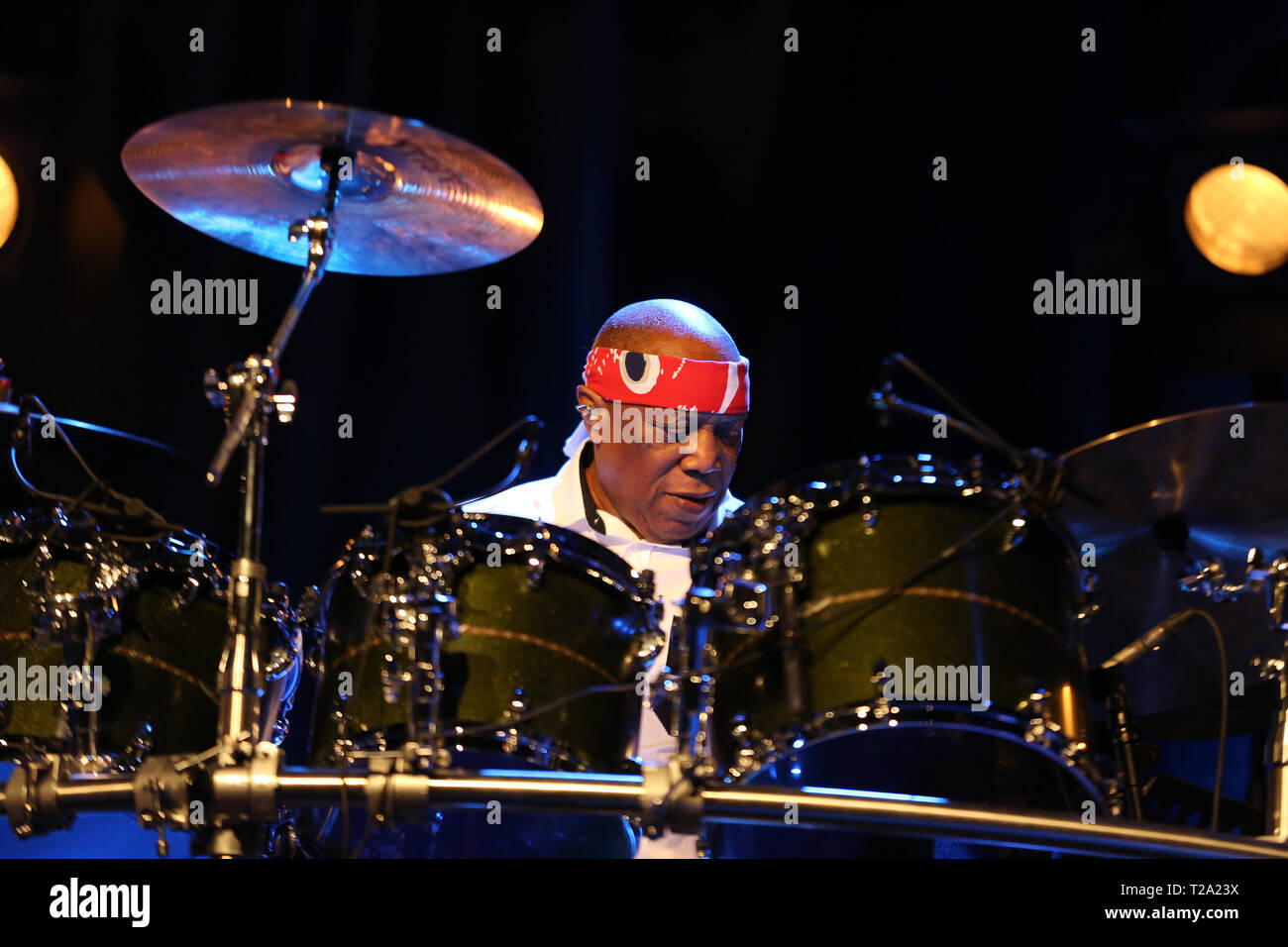 CRACOW POLONIA - MARZO 16, 2016: famoso batterista americano Billy Cobham dal vivo sul palco in ghiaccio Cracow Polonia Foto Stock