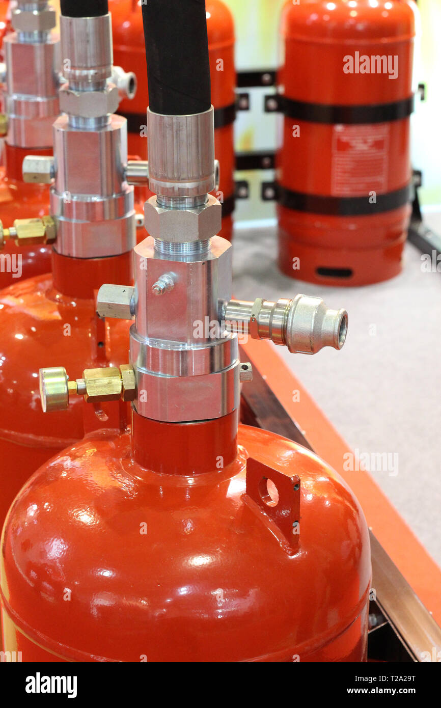 Gas automatica installazione estinguente. Gas modulare sistemi antincendio. I cilindri per estinguere il fuoco. Estintore. Foto Stock