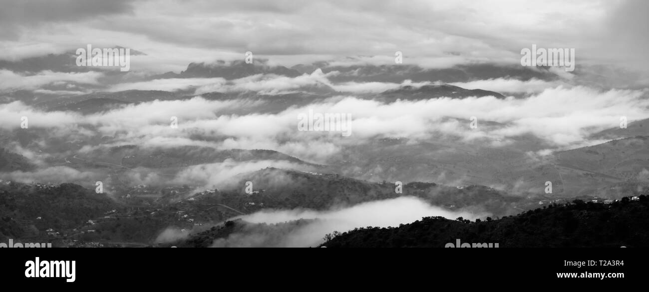 Monocromatico Arte Immagine di pioggia nuvole sulla campagna di Axarquia presi da Comares, Malaga, Andalusia, Costa del Sol, Spagna Foto Stock