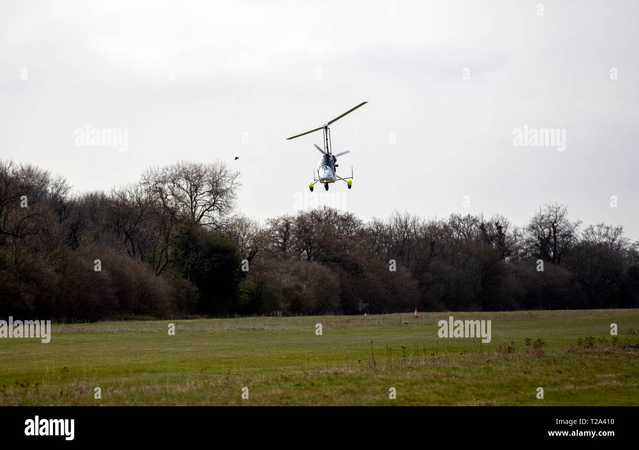 British Adventurer James Ketchell, che spera di diventare il primo uomo a volare solo il giro del mondo in un pozzetto aperto girocottero, set off all'avvio del suo 23.000 miglia di viaggio da Popham Airfield in Hampshire. Foto Stock