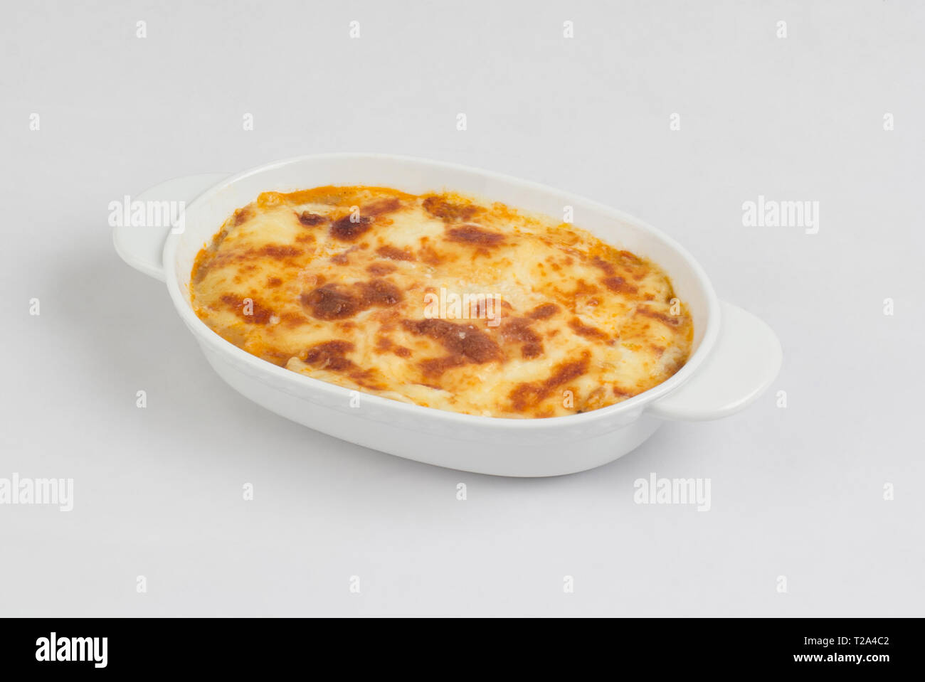 Le lasagne in una teglia isolati su sfondo bianco Foto Stock