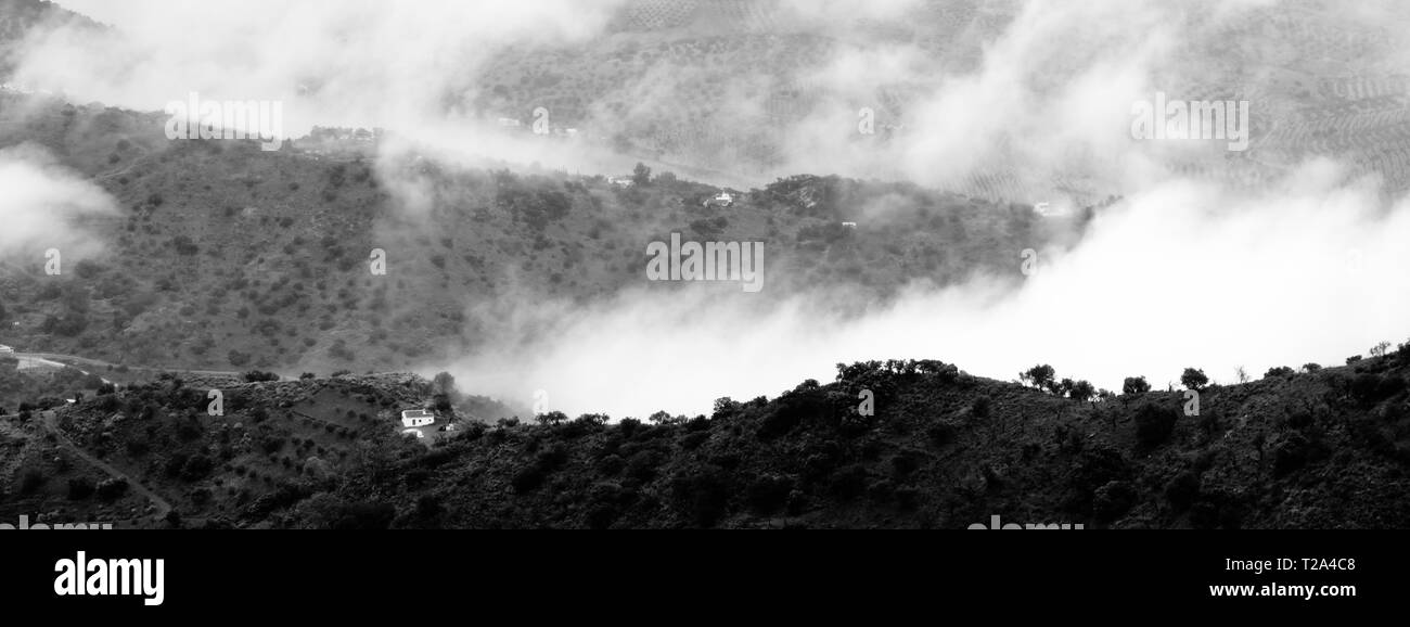 Monocromatico Arte Immagine di pioggia nuvole sulla campagna di Axarquia presi da Comares, Malaga, Andalusia, Costa del Sol, Spagna Foto Stock