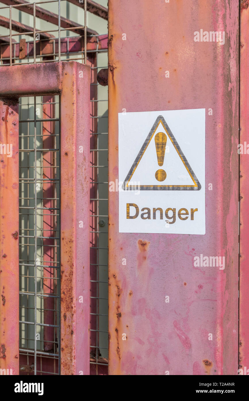 Pericolo di fading un segnale di avviso nella zona industriale. La fabbrica dei segni premonitori. Foto Stock