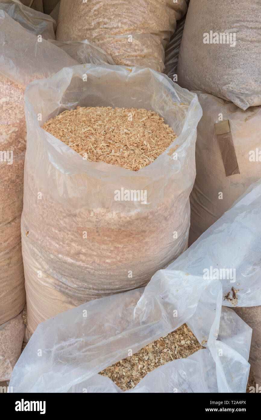 Sacchi di trucioli / trucioli / torniture / trucioli di legno di un'azienda commerciale di lavorazione del legno. Bordo di messa a fuoco della borsa verticale, inferiore per spazio di copia Foto Stock