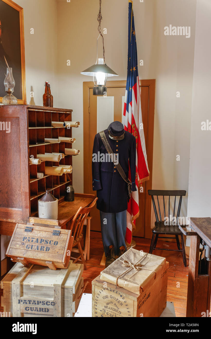 Ellicott City, MD - Marzo 9, 2019: B&o stazione ferroviaria ufficio amministrativo con la guerra civile europea soldato uniforme e Patapsco flag di guardia è parte di Foto Stock