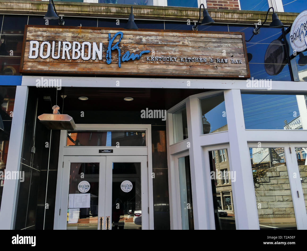 NORWALK, CT, Stati Uniti d'America - 26 Marzo 2019: Kentucky cucina e Raw Bar Bourbon materie segno su Washington St. vicino ponte ferroviario. Foto Stock