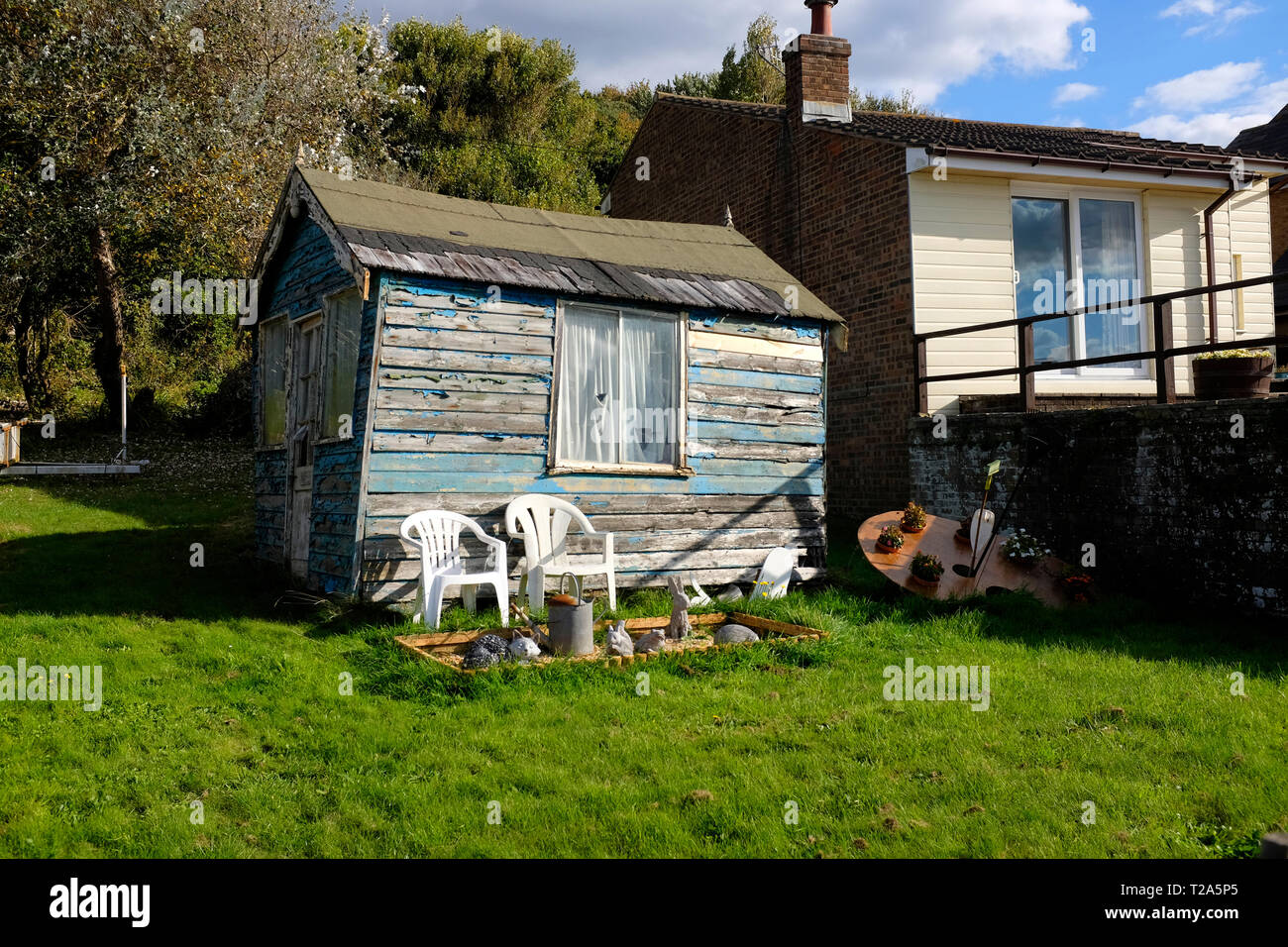 La caduta,giù,piccola,beach,hut,a,l'erba,terra,plot,Grondin,Isle of Wight,l'Inghilterra,UK, Foto Stock