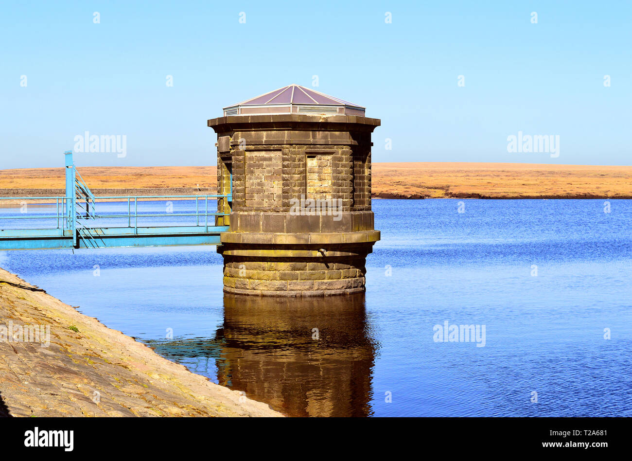 Masticare il serbatoio al di sopra del Villaggio di Greenfield, su Saddleworth Moor in Greater Manchester Foto Stock