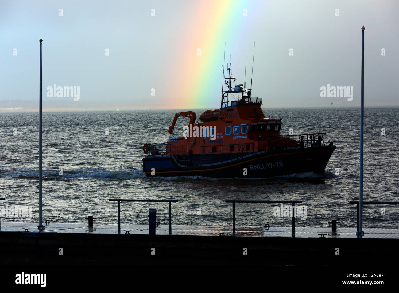 Enorme,Tug,scialuppa di salvataggio,tanker,yacht,grandi, luminose, rainbow,oltre,mare,Cowes,Isle of Wight,Inghilterra, Foto Stock