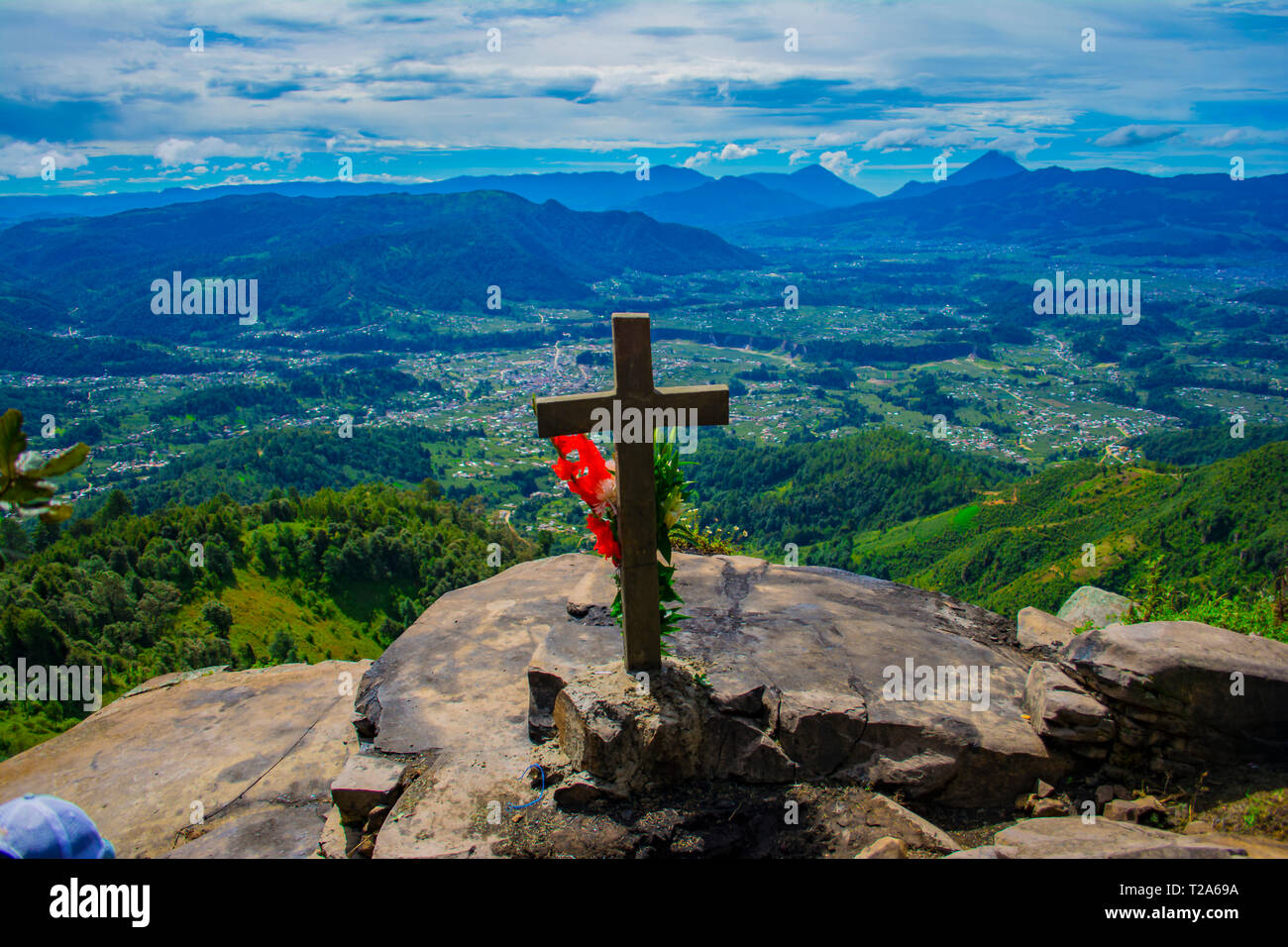 Mirador el granizo lugar sagrado por los pueblo maya en cajola xela, vista al gran valle de los Altos xelaju noj . y los municipios montañas volcanes Foto Stock