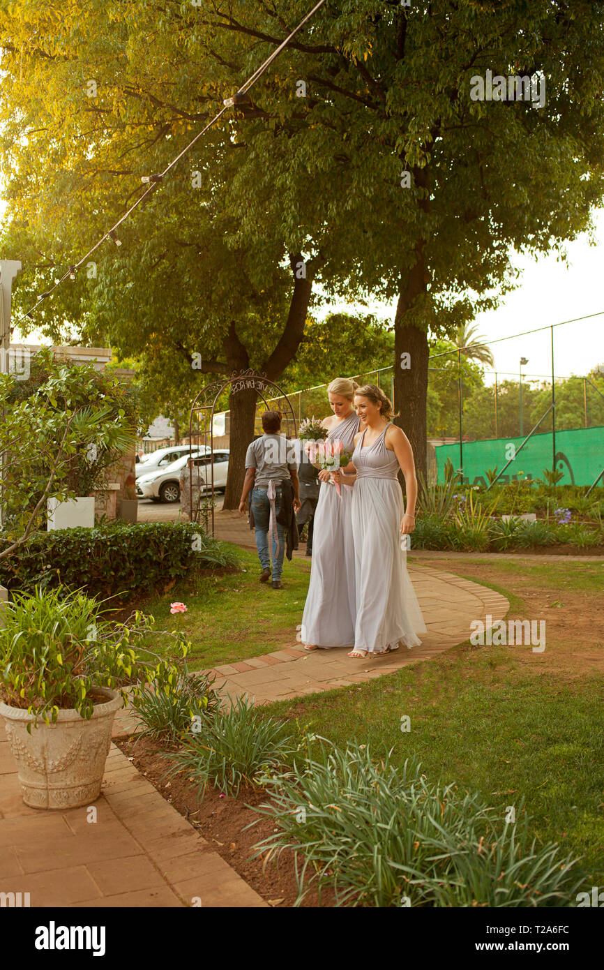 Bridesmaids camminare insieme Foto Stock