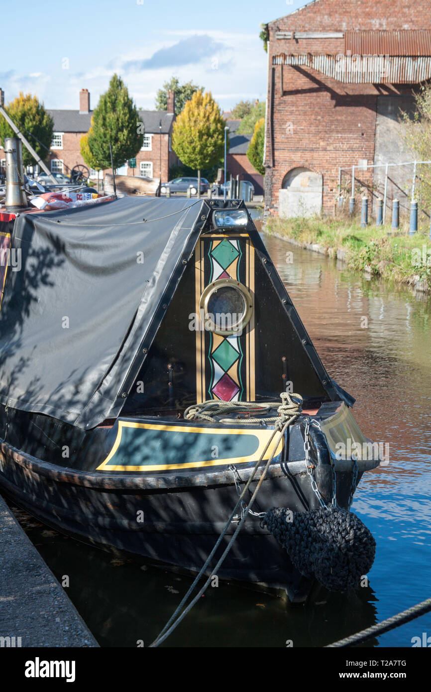 Strette barche ormeggiate a Ellesmere Bacino del canale sul canale di Llangollen a Ellesmere Shropshire Inghilterra Foto Stock
