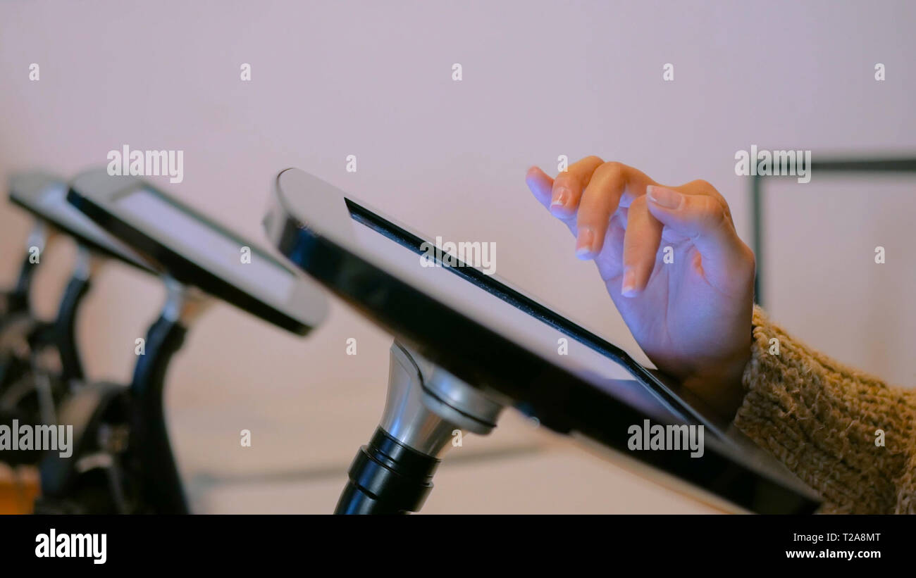Donna che utilizza la visualizzazione interattiva tablet a jewish moderno museo di storia Foto Stock