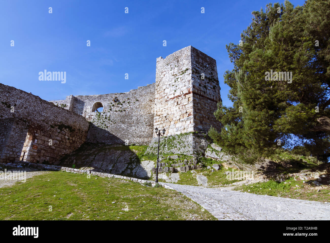 Berat, Albania : pareti bizantino che circonda il quartiere Kalaja, un quartiere residenziale all'interno della vecchia cittadella medioevale e parte della storica Centr Foto Stock