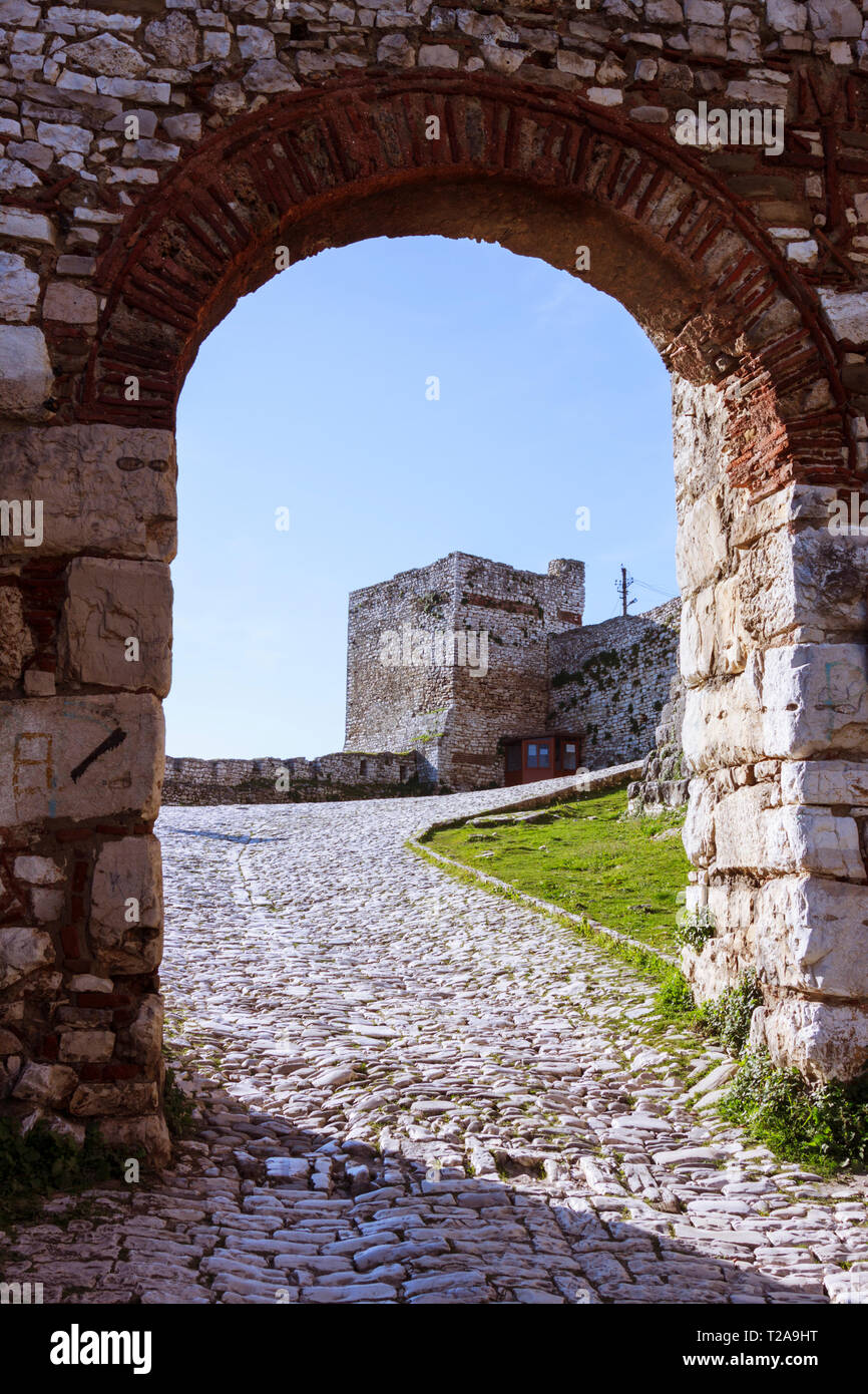 Berat, Albania : arco nelle vecchie mura bizantino che circonda il quartiere Kalaja, un quartiere residenziale all'interno della vecchia cittadella medioevale e parte di th Foto Stock