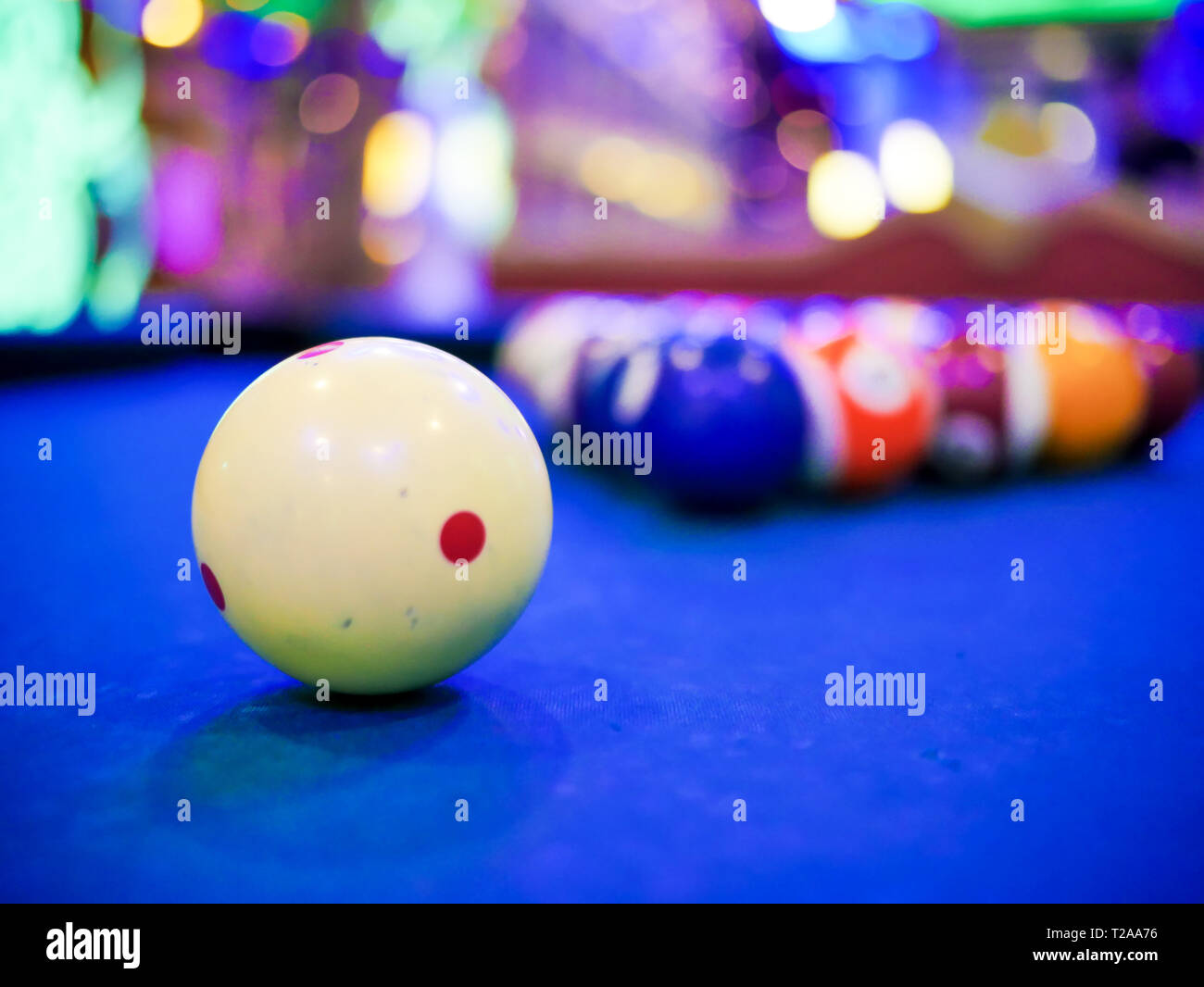 Biliardo snooker sfera bianca numero vicino sul pool di tabella blu Foto Stock