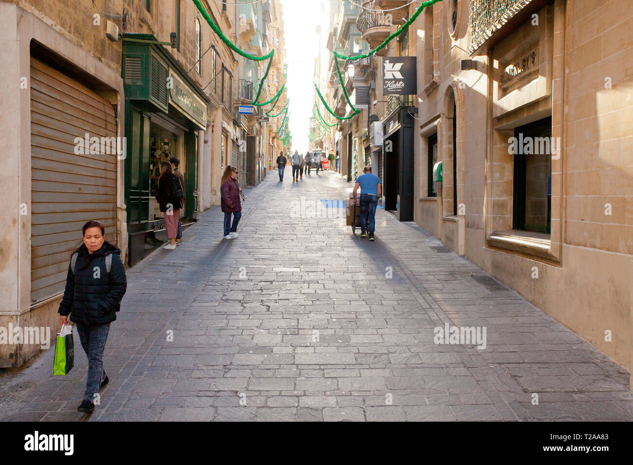 Persone in strada, La Valletta, Malta, Europa Foto Stock