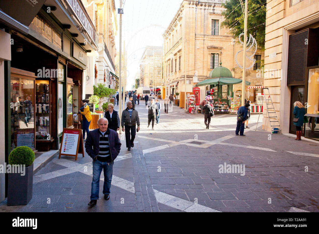 Persone in strada, La Valletta, Malta, Europa Foto Stock
