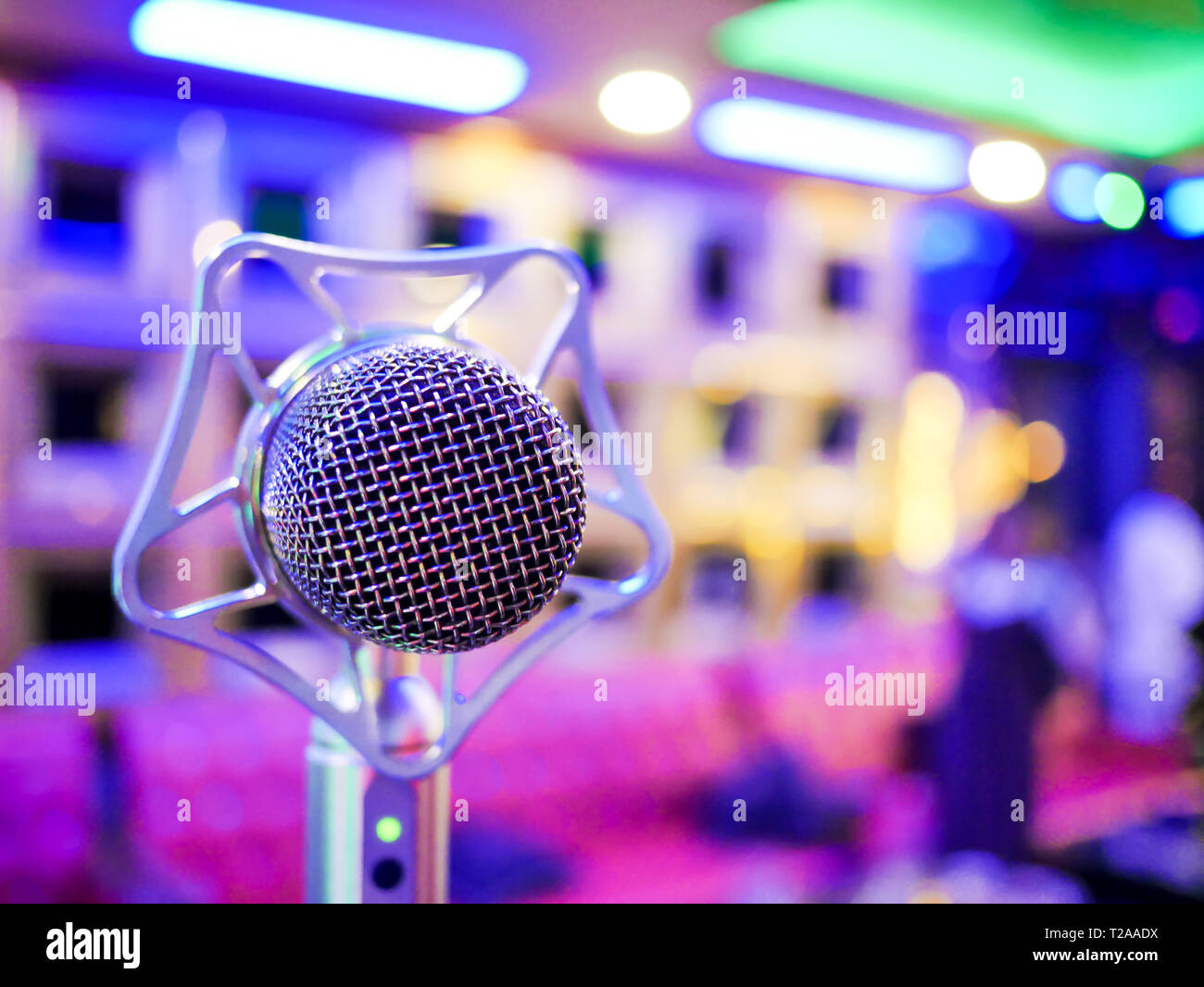 Karaoke microfono dinamico su sfondo colorato nel club Foto Stock