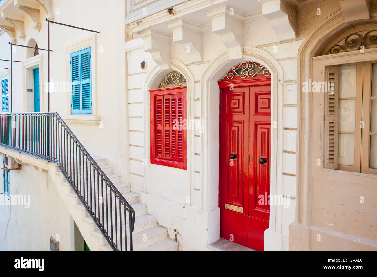 Rosso finestra ritagliata e porta rossa Foto Stock