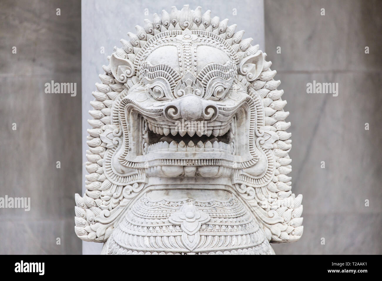 Singha statua al tempio in marmo, Bangkok, Thailandia. Foto Stock