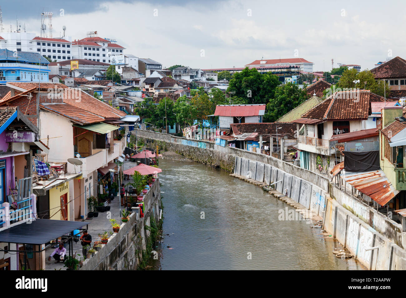Vista dal Jalan Mas Suharto in un quartiere povero e la Kali codice, un piccolo fiume che scorre in Yogyakarta, Java, Indonesia. Foto Stock