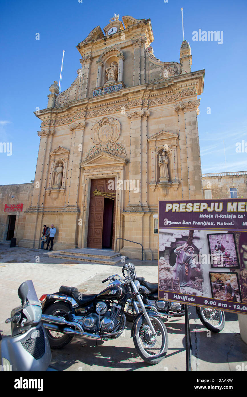 Due uomini al di fuori di San Francesco Chiesa, Gozo Foto Stock