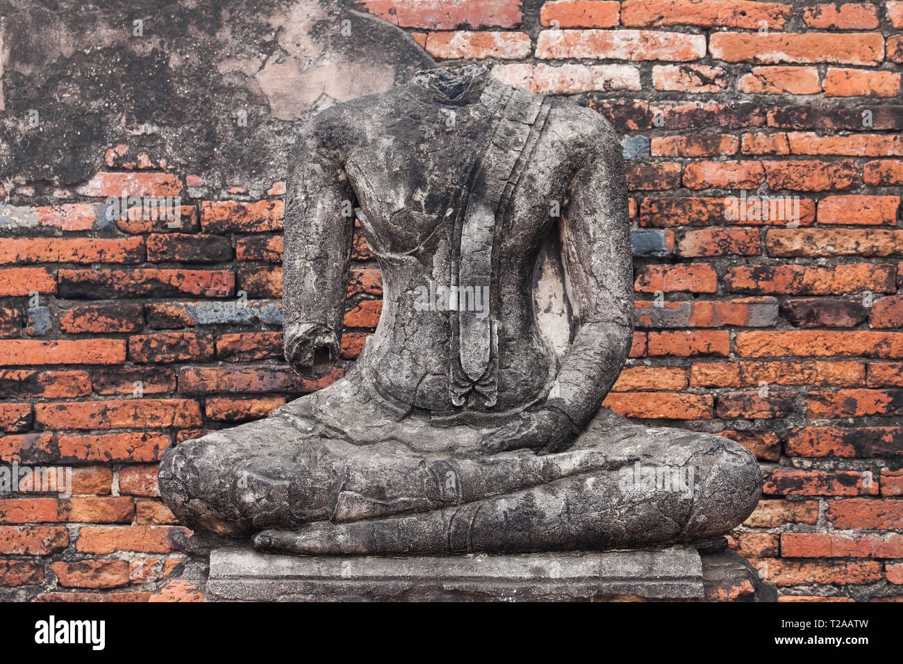Decapitati statua del Buddha al Wat Chaiwatthanaram in Ayutthaya, Thailandia. Foto Stock