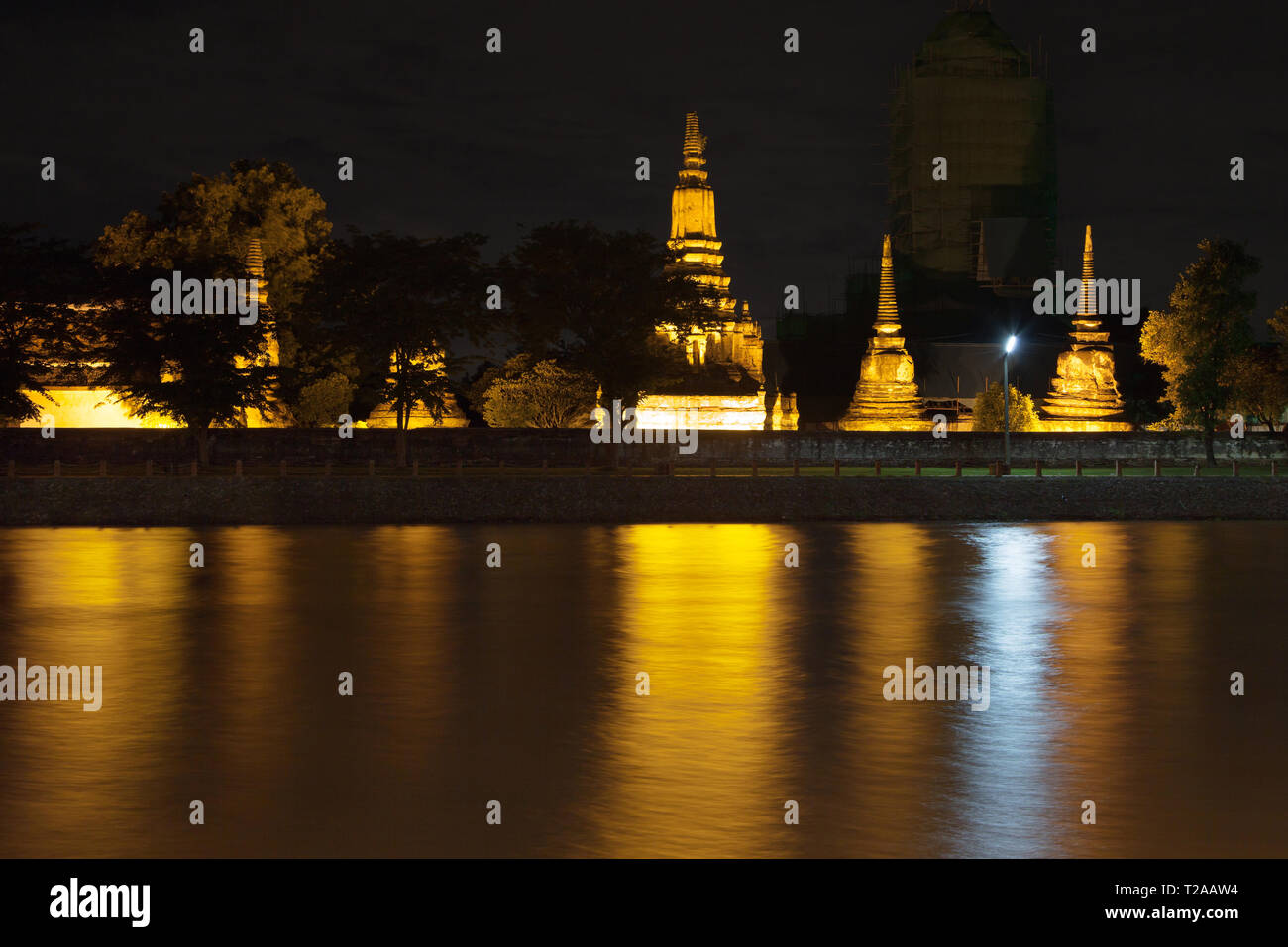 Chedis del Wat Phutthaisawan di notte, Ayutthaya, Thailandia. Foto Stock