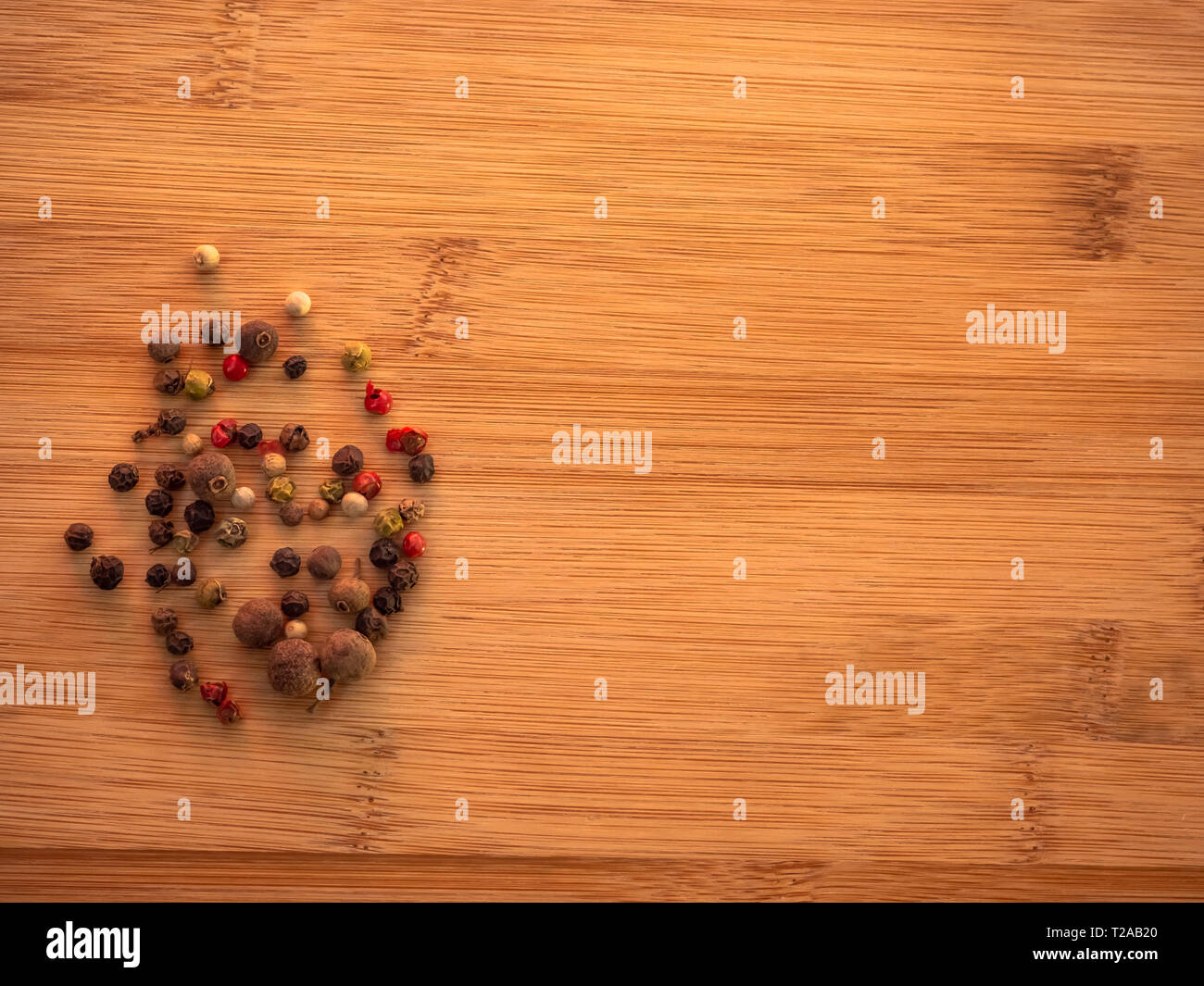 5 peperoni mix su una tavola di legno Foto Stock