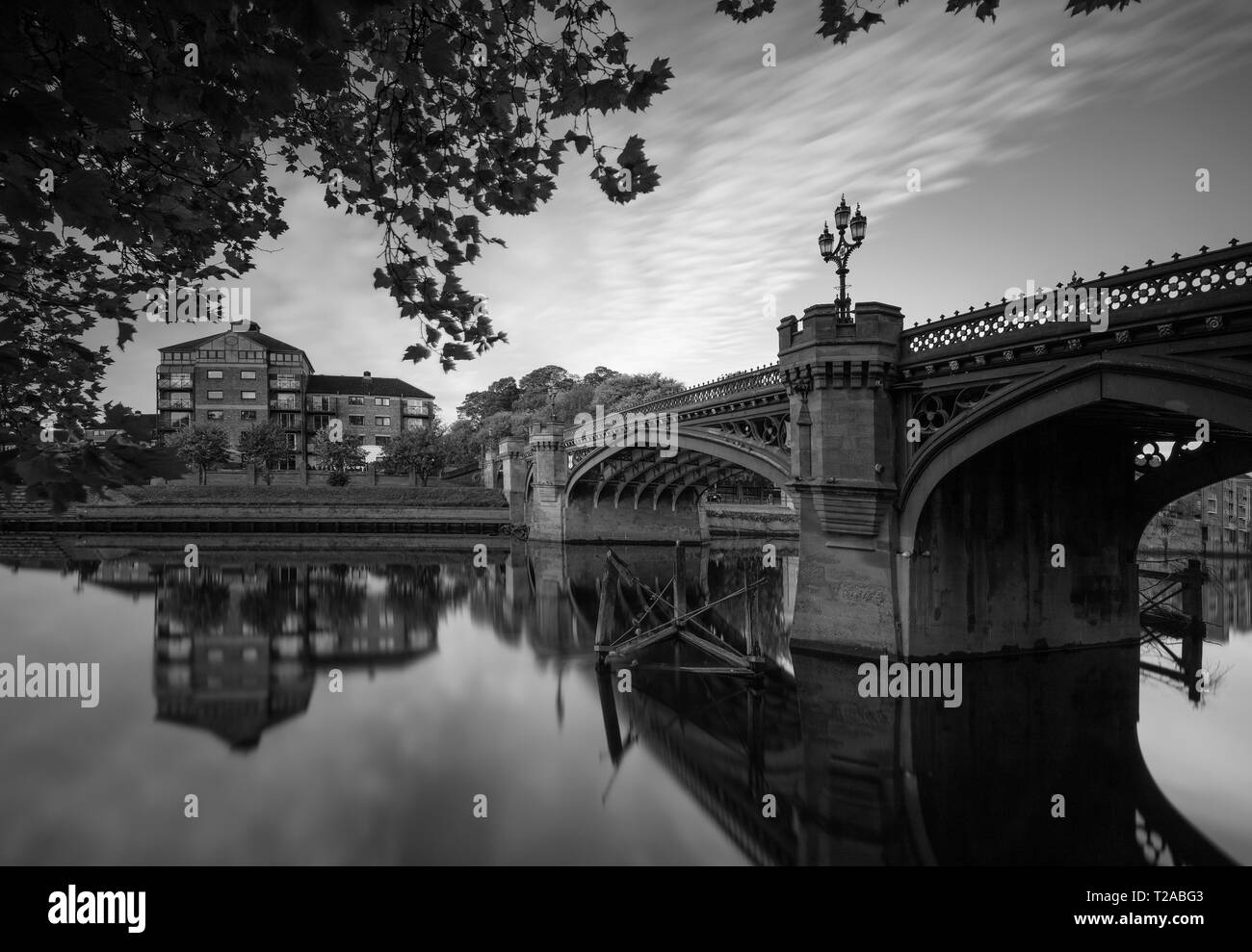 Una scena riflessa in York lungo il fiume Ouse. Foto Stock